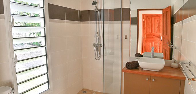 Belle salle de bain avec douche, villa Jacaranda - Location Villa à Marie Galante