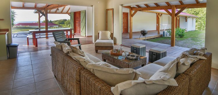 Salon confortable et spacieux, villa Jacaranda - Location Villa à Marie Galante