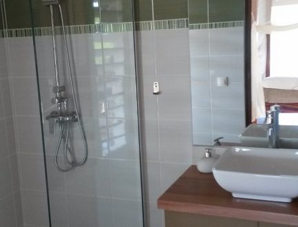 Belle salle de bain avec douche, villa Jacaranda - Location Villa à Marie Galante