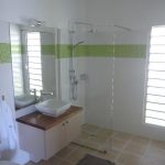 Grande salle de bain avec douche de la villa Coccoloba - Location Villa à Marie Galante